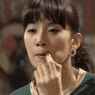 립스틱 짙게 바르고
